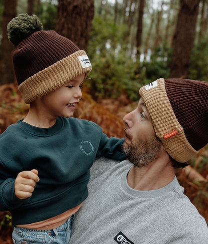 Duo papà e bambino con berretti marrone e beige abbinati Hello Hossy
