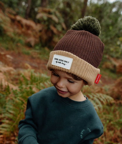 Berretto da bambino marrone con bordo Beige, pompon verde, etichetta cucita Hello Hossy