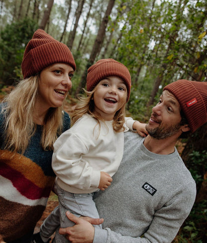 Berretti marroni coordinati indossati da mamma, papà e bambino Hello Hossy