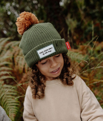 Berretto bambino verde con pompon marrone, etichetta cucita Hello Hossy