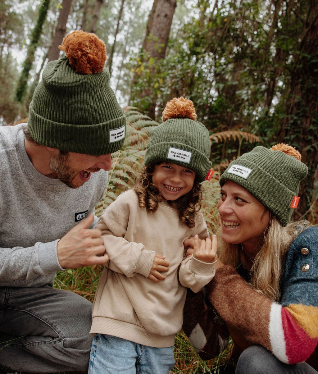 Berretto bambino verde con pompon, etichetta cucita, famiglia coordinata Hello Hossy