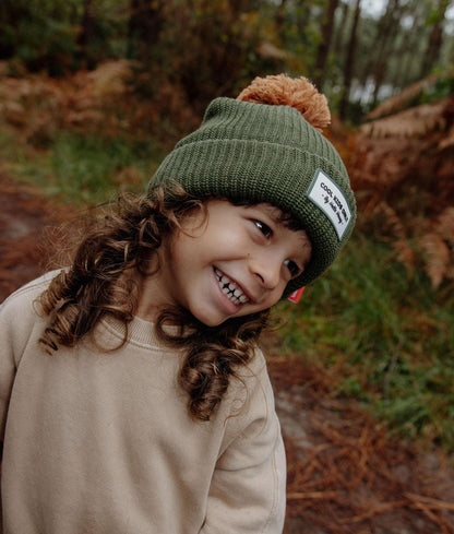 Berretto per bambini verde con pompon Beige ed etichetta cucita Hello Hossy
