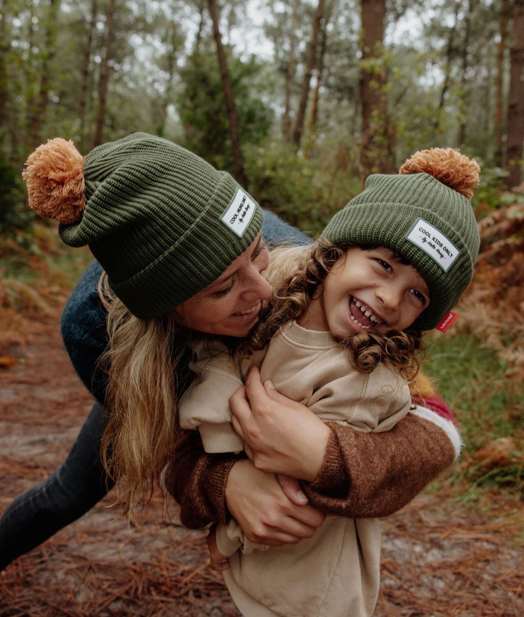Berretto bambino verde con pompon etichetta cucita duo mamma bambino Hello Hossy