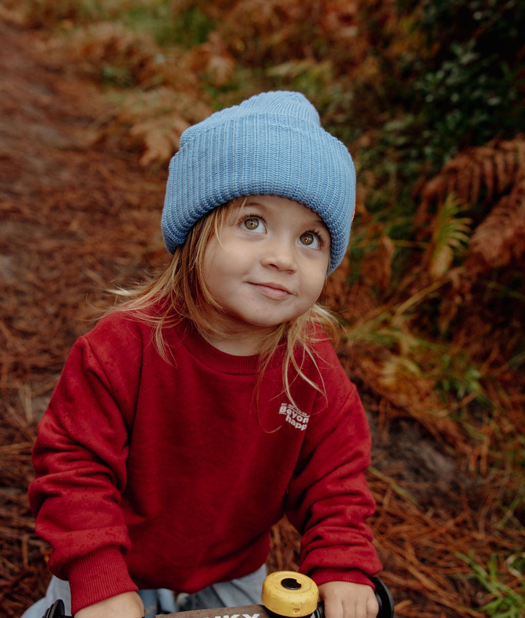 Berretto bimbo blu in maglia indossato da una bambina Hello Hossy