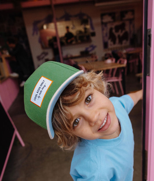 Cappellino bambino verde visiera curva patch ricamata Cool Kids Only Hello Hossy