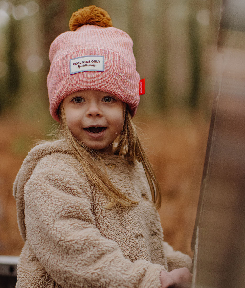 Berretto per bambini rosa con pompon e ricamo Cool Kids Only Hello Hossy