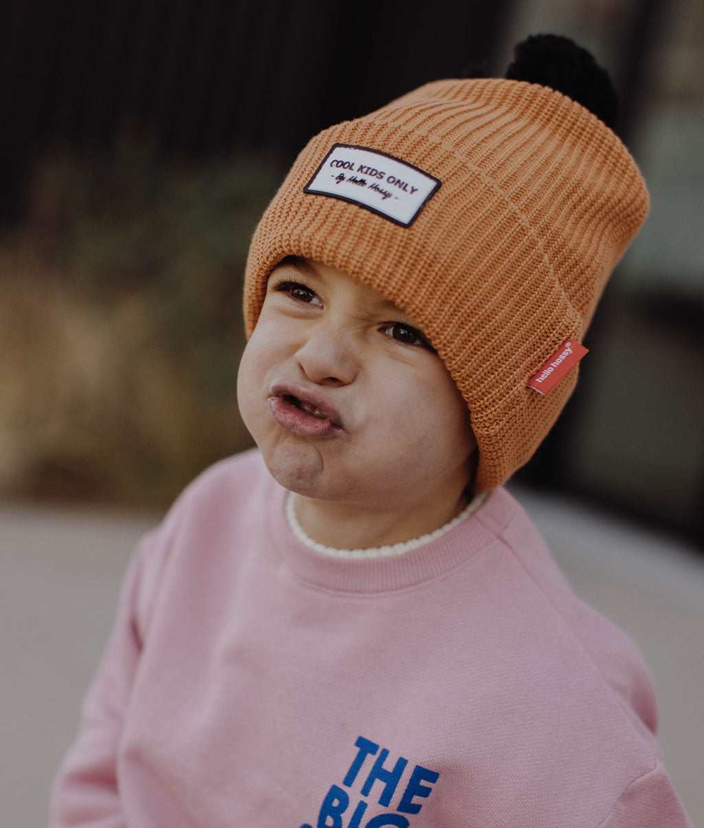 Berretto per bambini marrone con pompon, etichetta ricamata con testo Hello Hossy