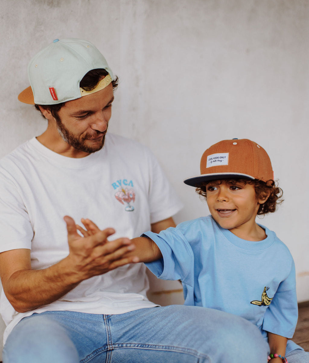 Duo papà-bambino con cappellini marroni e blu, visiera piatta Hello Hossy