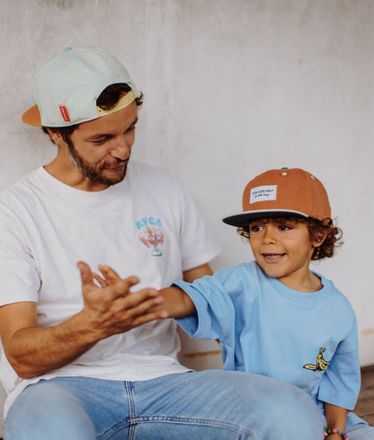 Duo papà-bambino con cappellini marroni e blu, visiera piatta Hello Hossy