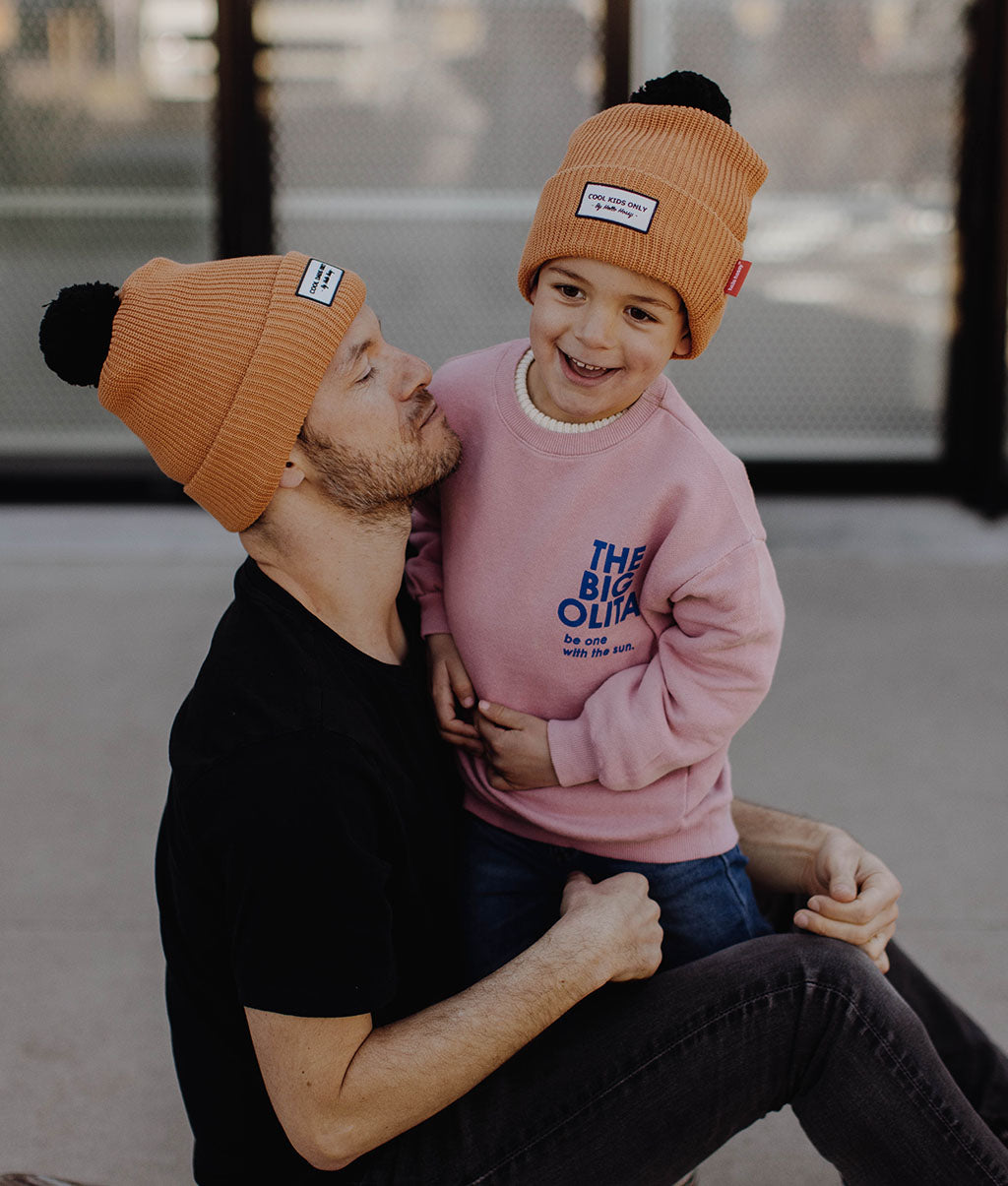 Duo papà-bambino berretto marrone con pompon nero Hello Hossy