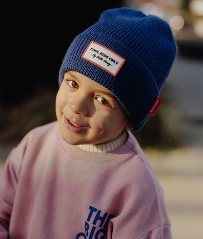 Berretto bambino blu con ricamo rettangolare di stile Hello Hossy
