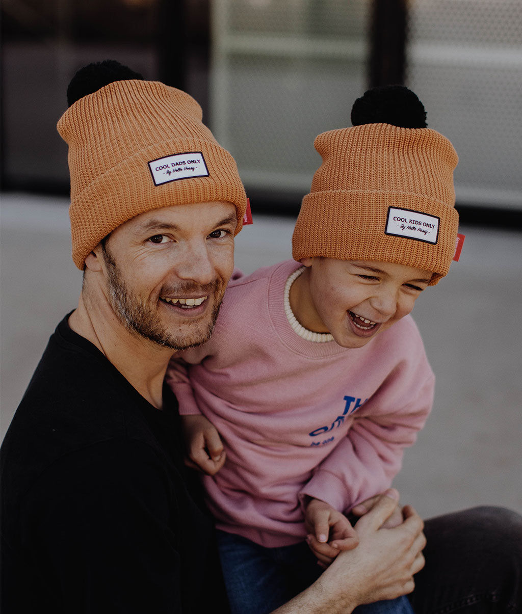 Duo berretto bambino e papà marrone con pompon ed etichetta bianca Hello Hossy