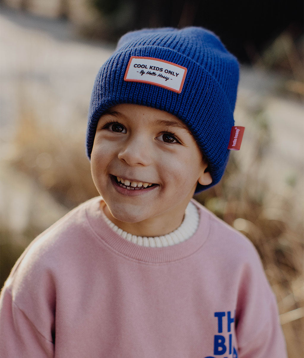 Berretto per bambini blu con ricamo testo rosso Hello Hossy