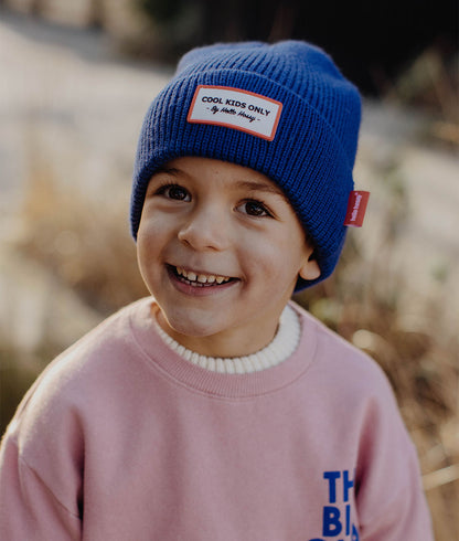 Berretto per bambini blu con ricamo testo rosso Hello Hossy