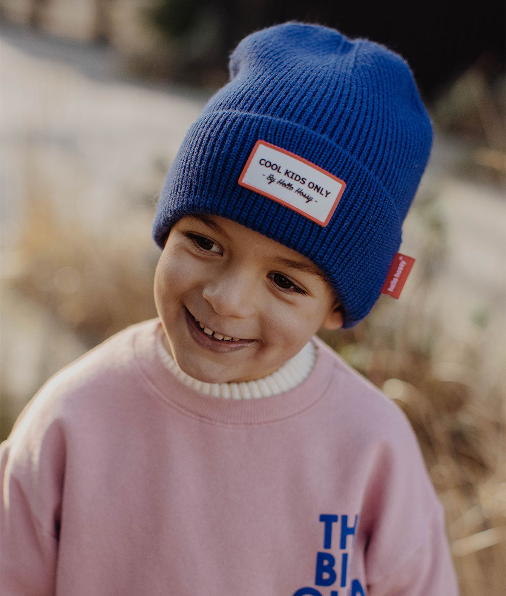 Berretto bambino blu maglia a coste etichetta ricamata Hello Hossy