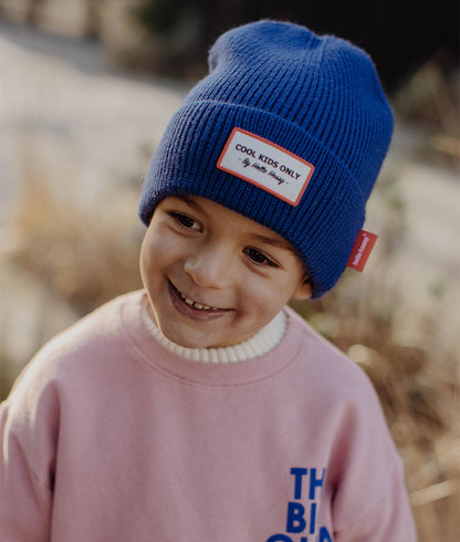Berretto bambino blu maglia a coste etichetta ricamata Hello Hossy