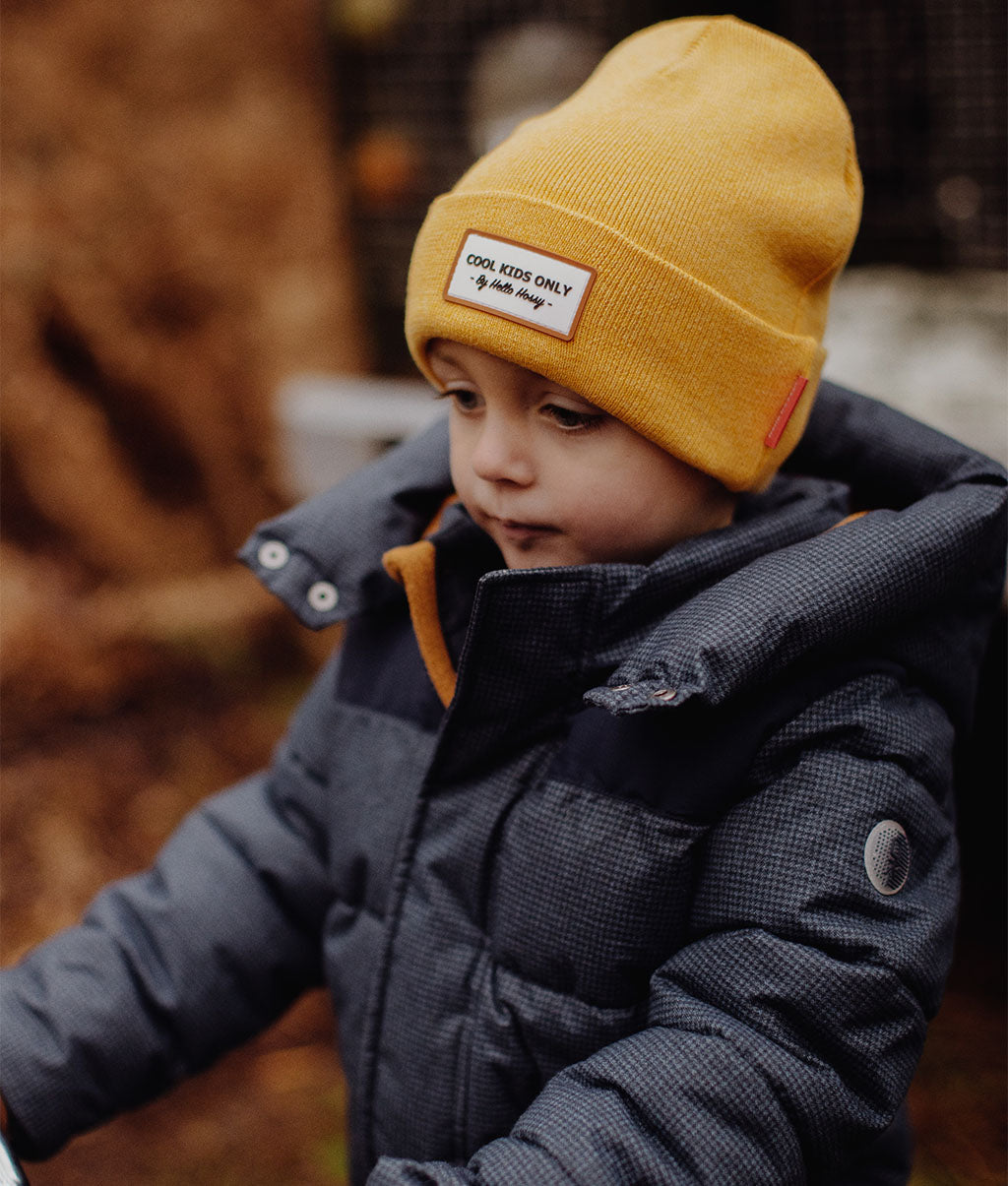 Berretto bambino giallo ricamo testo rettangolare Hello Hossy