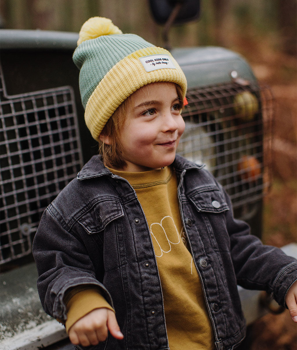 Berretto per bambini verde e giallo, pompon, ricamo Cool Kids Only Hello Hossy