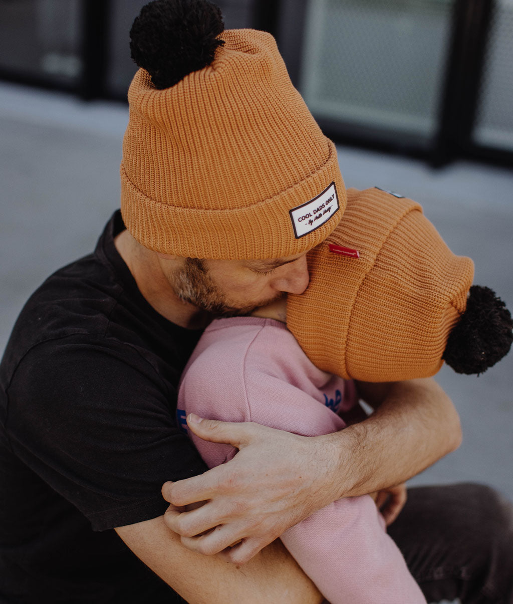 Berretto per bambini marrone, pompon nero, ricamo bianco, duo famiglia Hello Hossy