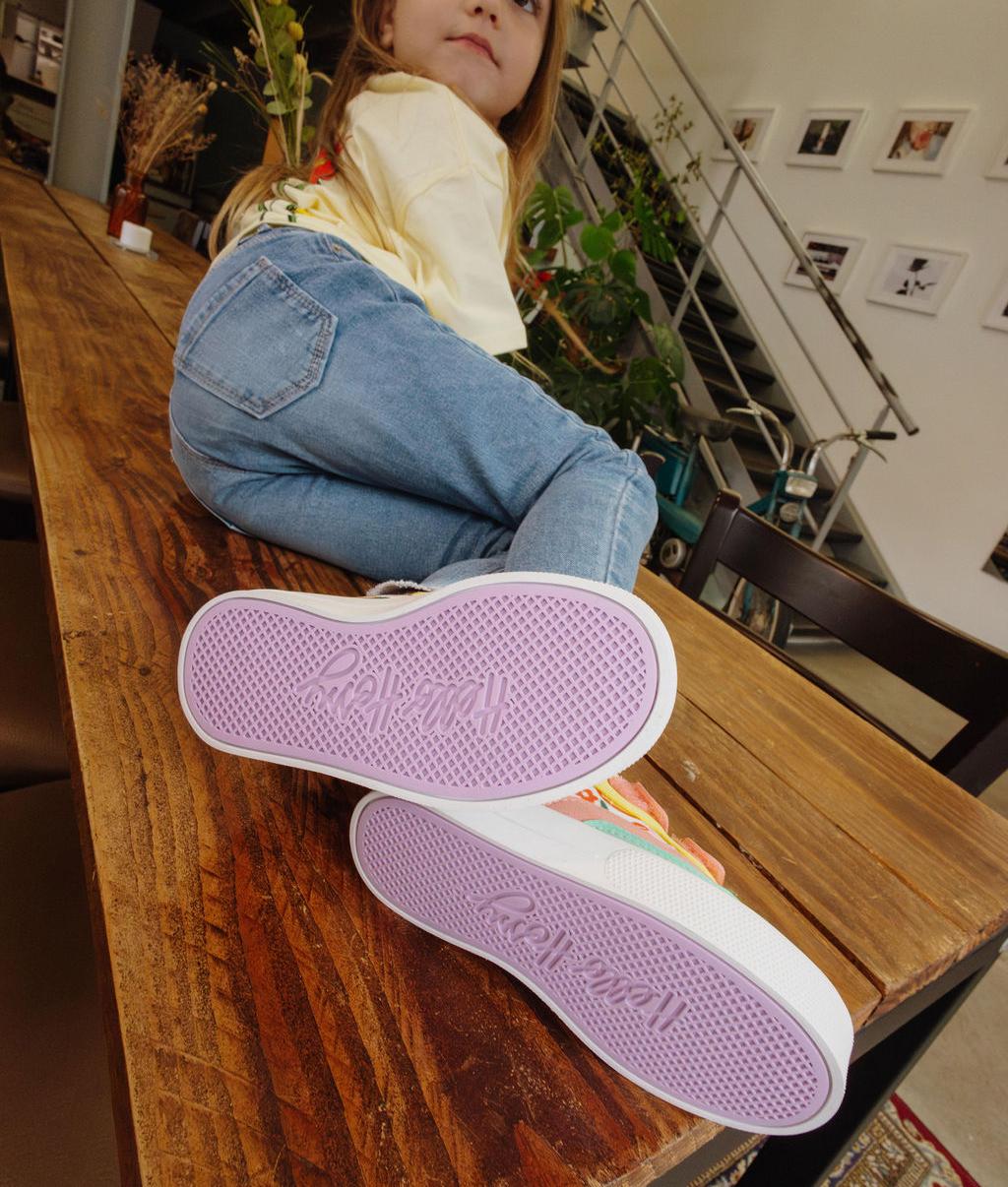 Sneakers da bambino rosa e verdi con suola violette e stampa arte Hello Hossy