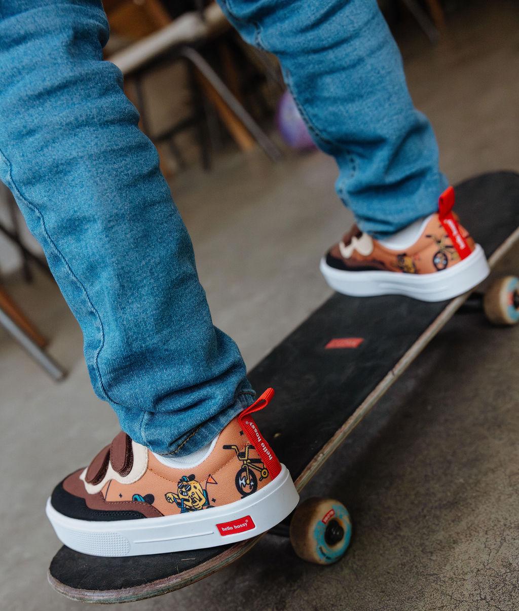Sneakers per bambini marroni e nere con motivo mascotte bicicletta Hello Hossy