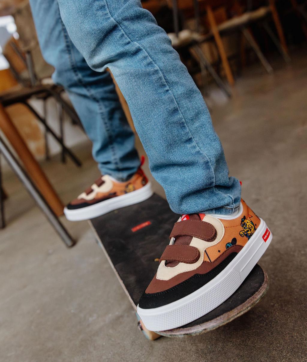 Sneakers bambino marrone nero motivo mascotte bicicletta strappi suola bianca Hello Hossy