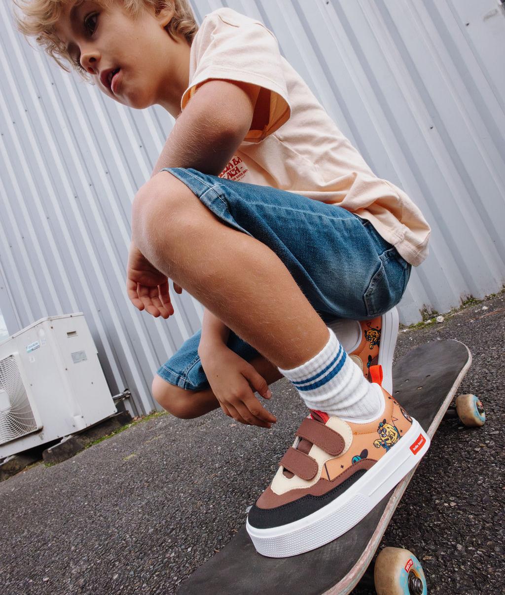 Sneakers bambino marroni e beige, motivo mascotte bicicletta, suola bianca Hello Hossy