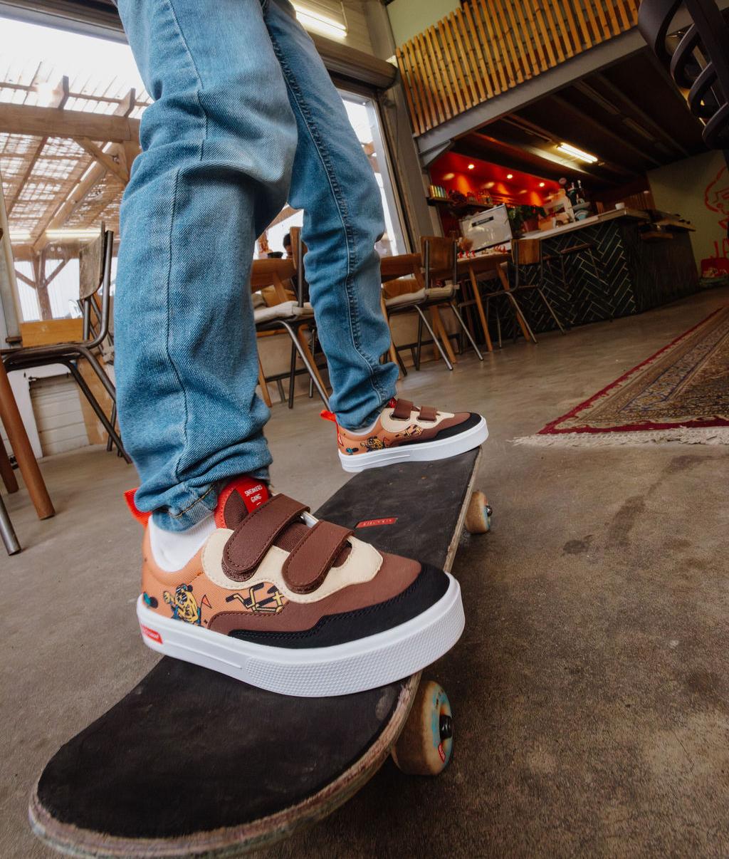 Sneakers per bambini marroni e nere con motivo mascotte bicicletta, chiusure a strappo Hello Hossy