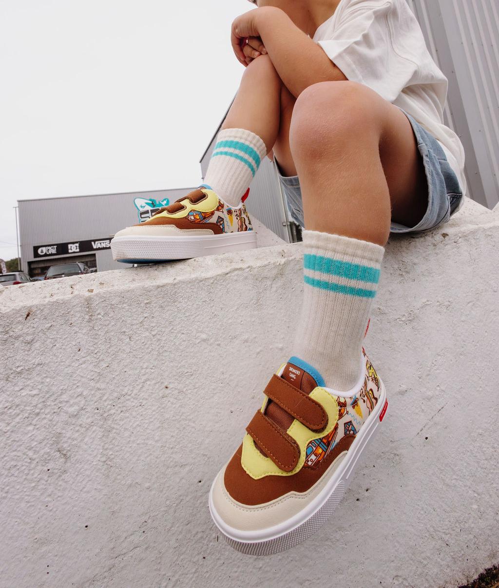 Sneakers per bambini color crema e marrone con motivi USA, doppio velcro Hello Hossy