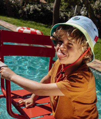 Bucket hat bambino bicolore blu verde, cordino rosso, patch Cool Kids Only Hello Hossy