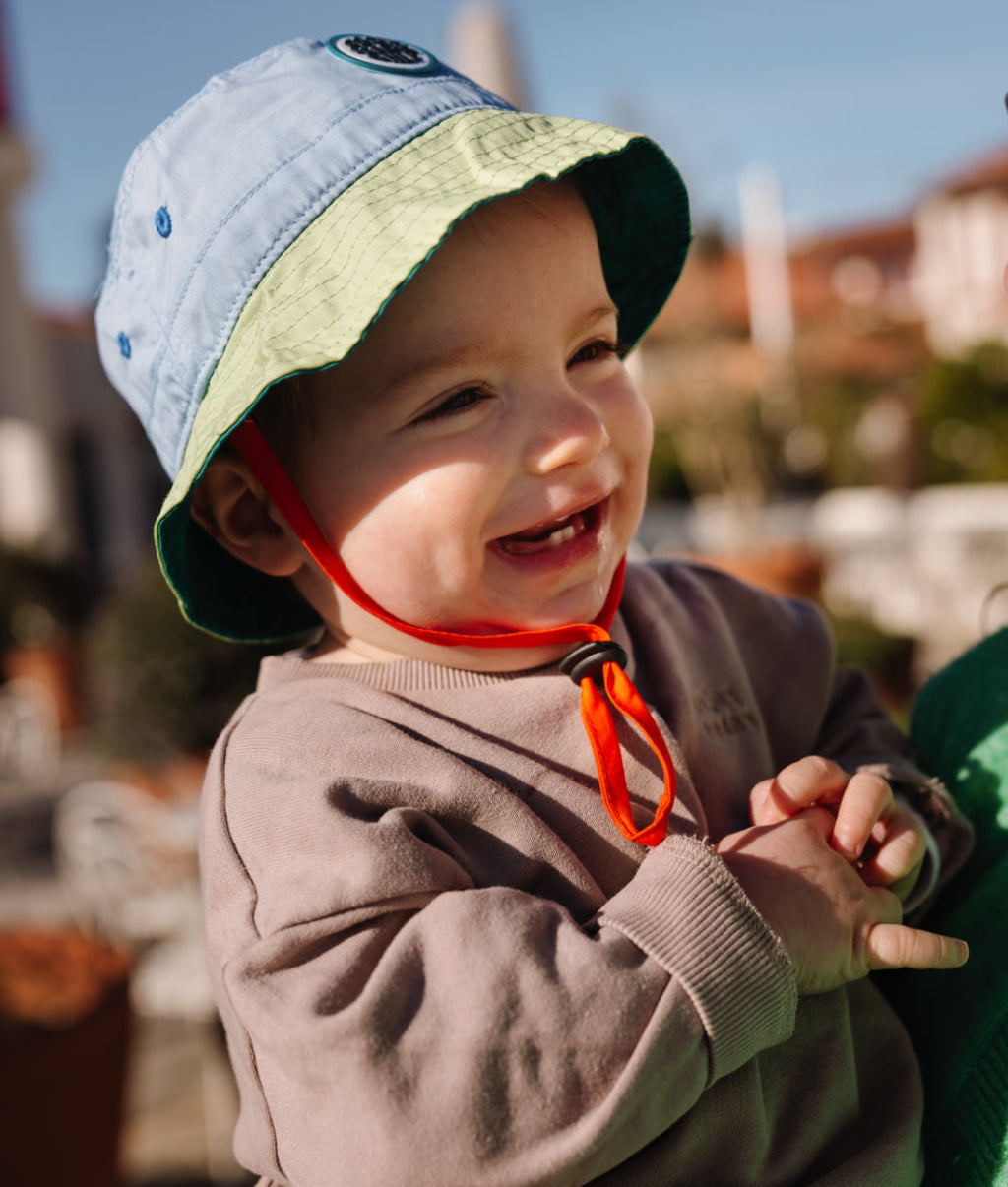 Bucket hat bambino bicolore blu verde cordino rosso patch rotonda Hello Hossy