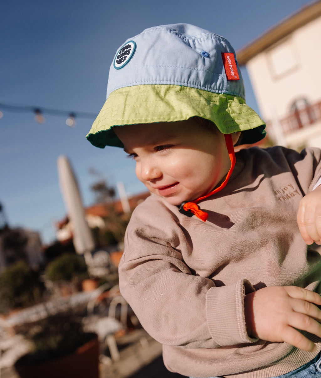 Bucket hat bambino bicolore blu verde cordino rosso patch rotonda Hello Hossy