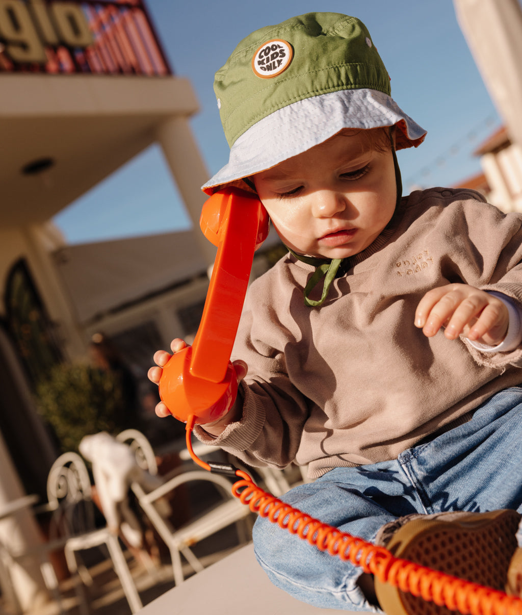 Bucket hat bicolore per bambini verde e blu, patch rotondo, Cool Kids Only Hello Hossy