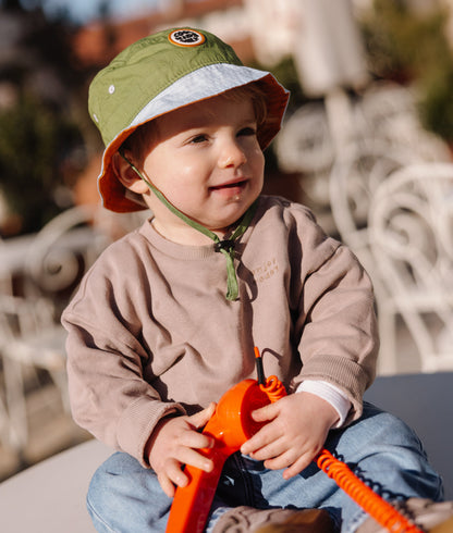 Bucket hat bicolore verde blu per bambini, cordino regolabile, patch rotonda Hello Hossy