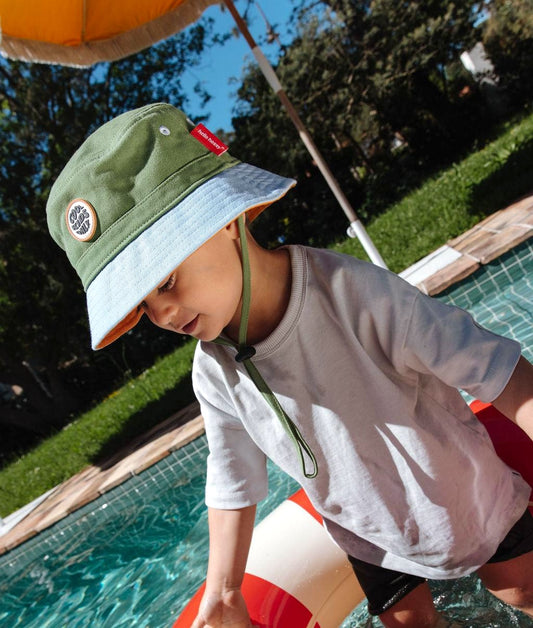 Bucket hat per bambini Bicolore verde e blu con laccetto regolabile Hello Hossy