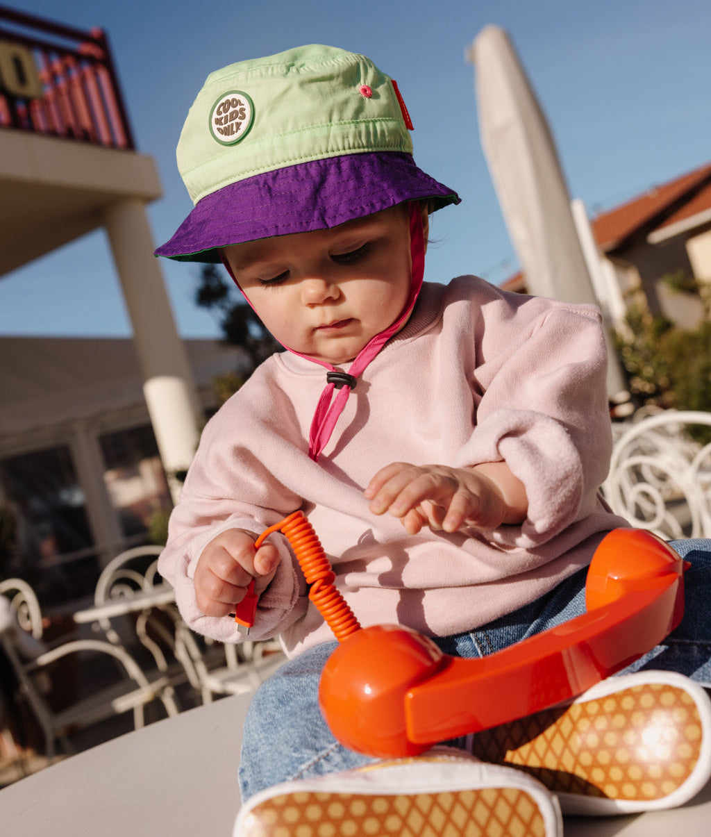 Bucket hat per bambini verde e viola con cordino rosa e ricamo Hello Hossy