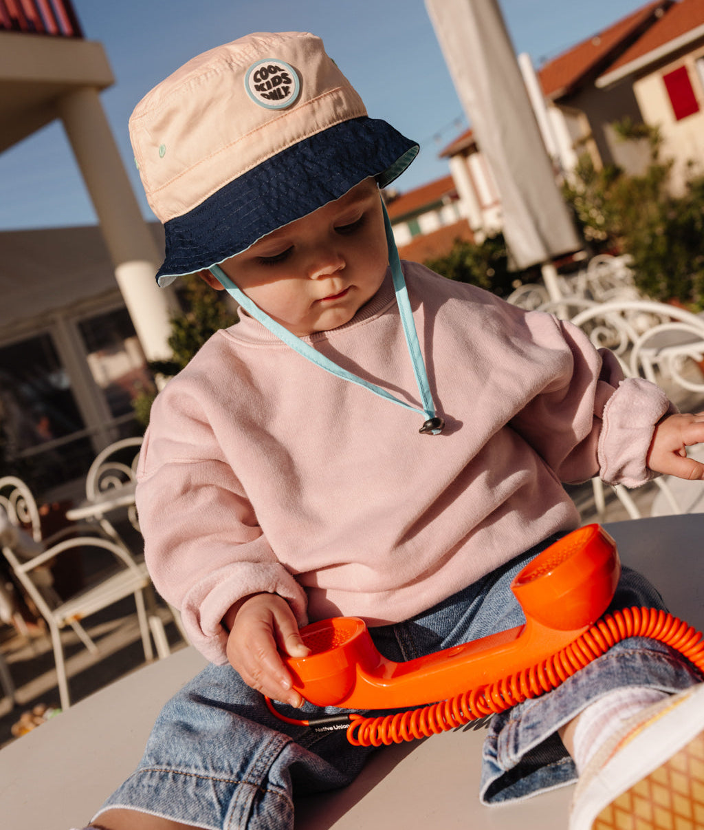 Bucket hat bambino rosa con bordo blu, laccetti regolabili, patch Cool Kids Hello Hossy