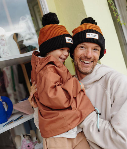 Berretto con pompon Color Block Blacky indossato in duo papà-figlio - foto lifestyle - Hello Hossy