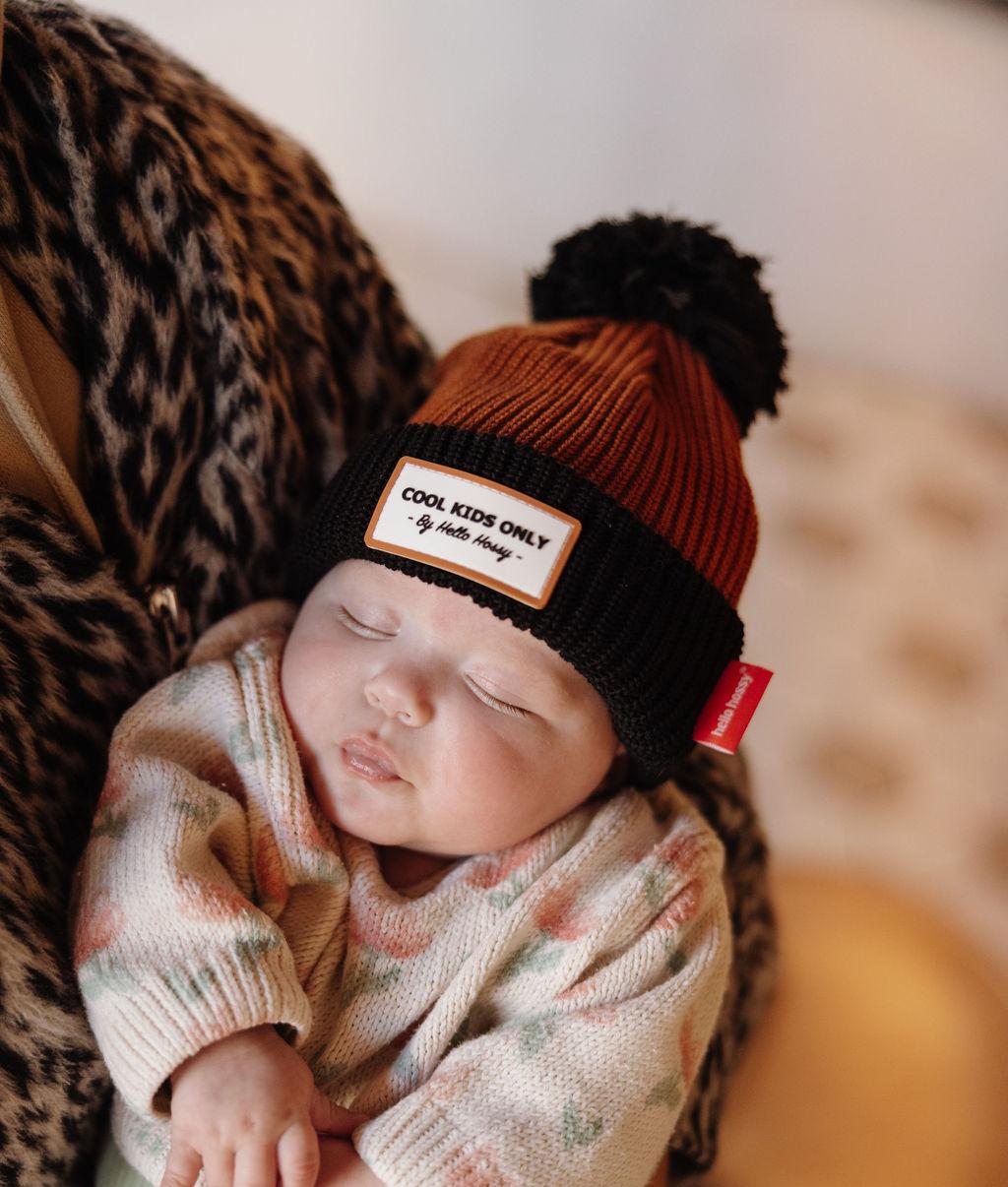 Neonato che indossa il berretto con pompon Color Block Blacky - vista dall'alto - Hello Hossy