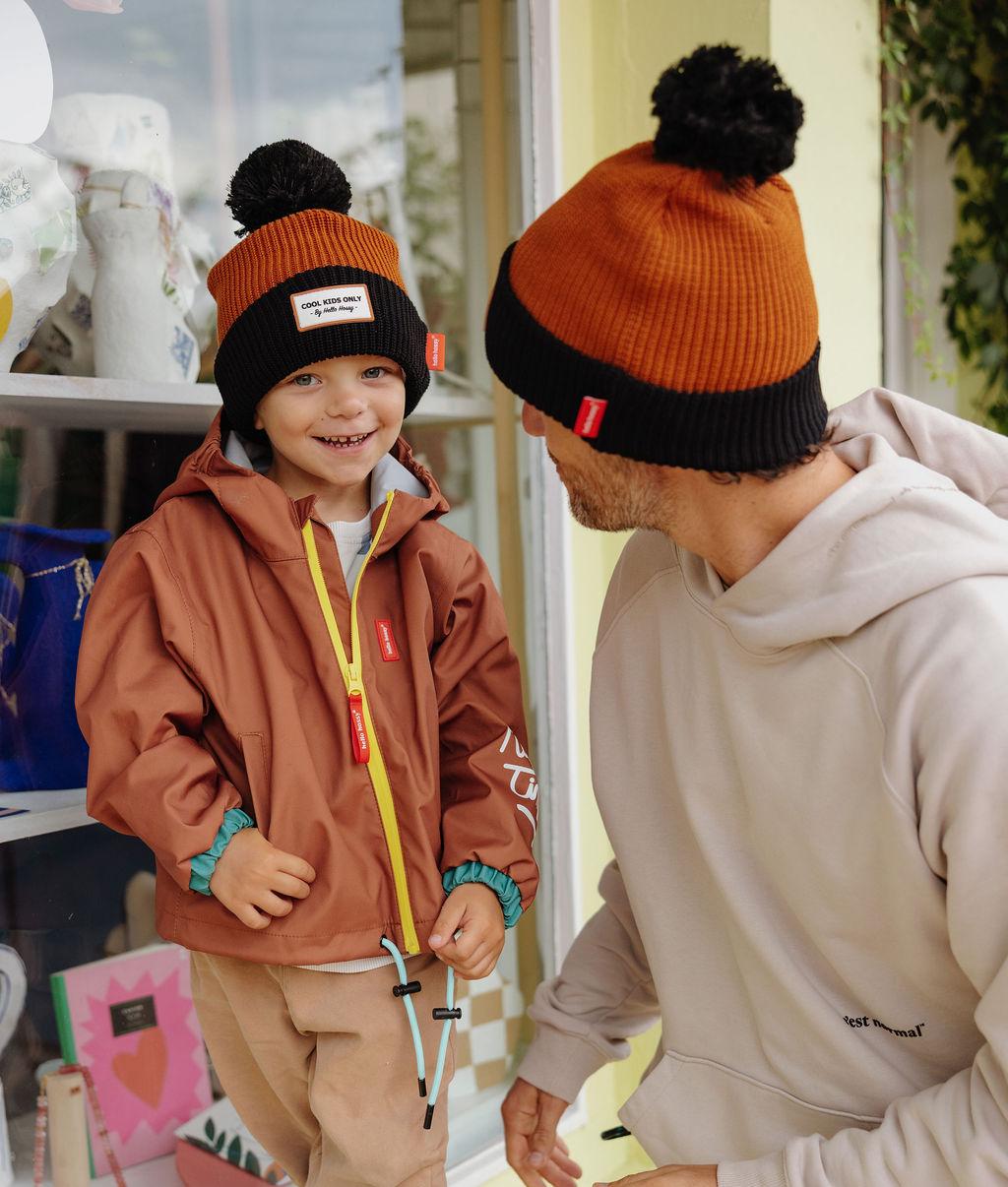 Padre e figlio con il berretto con pompon Color Block Blacky - vista frontale - Hello Hossy