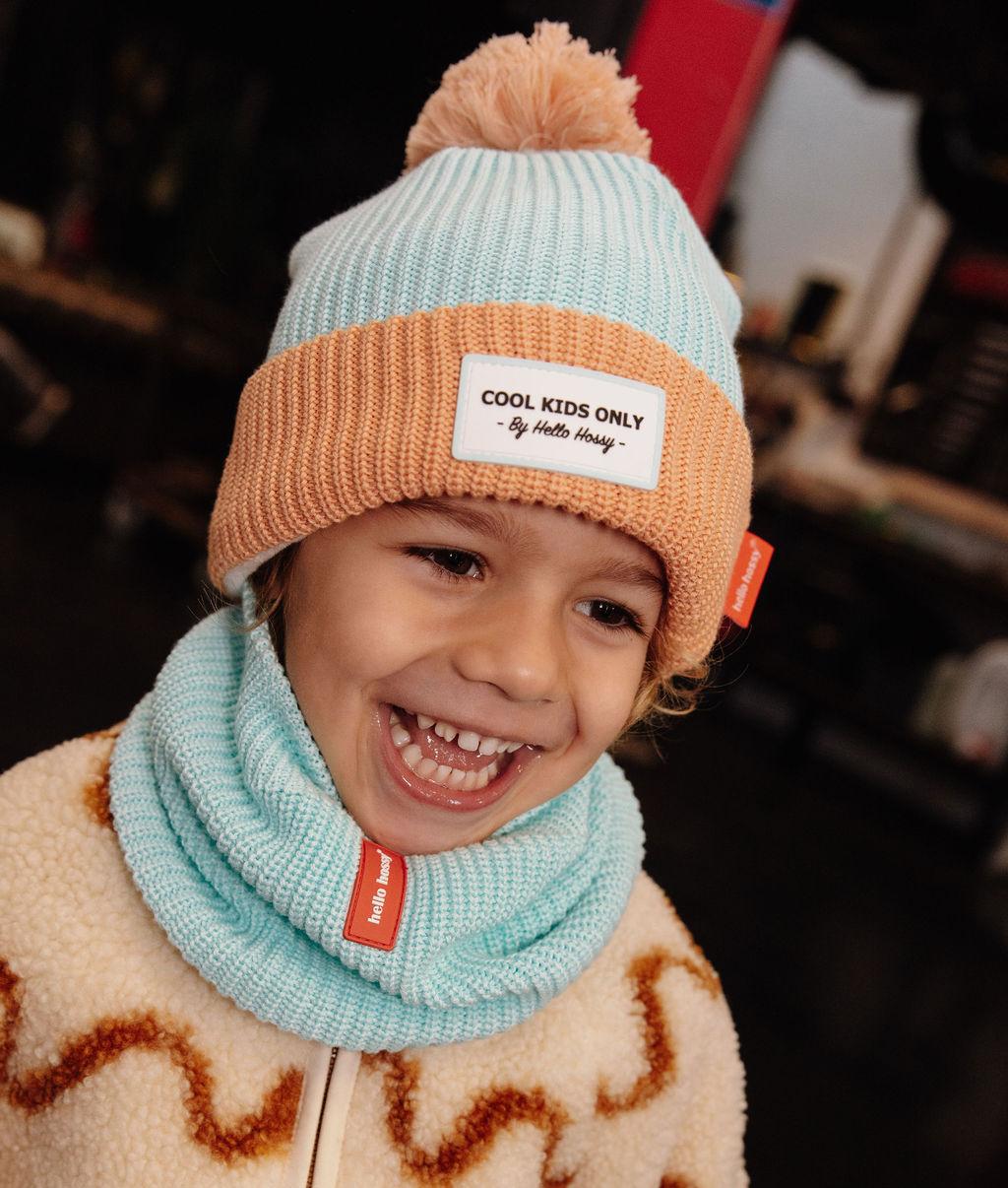 Berretto in maglia Color Block Candy indossato da un bambino – vista 3/4 – foto lifestyle – Hello Hossy