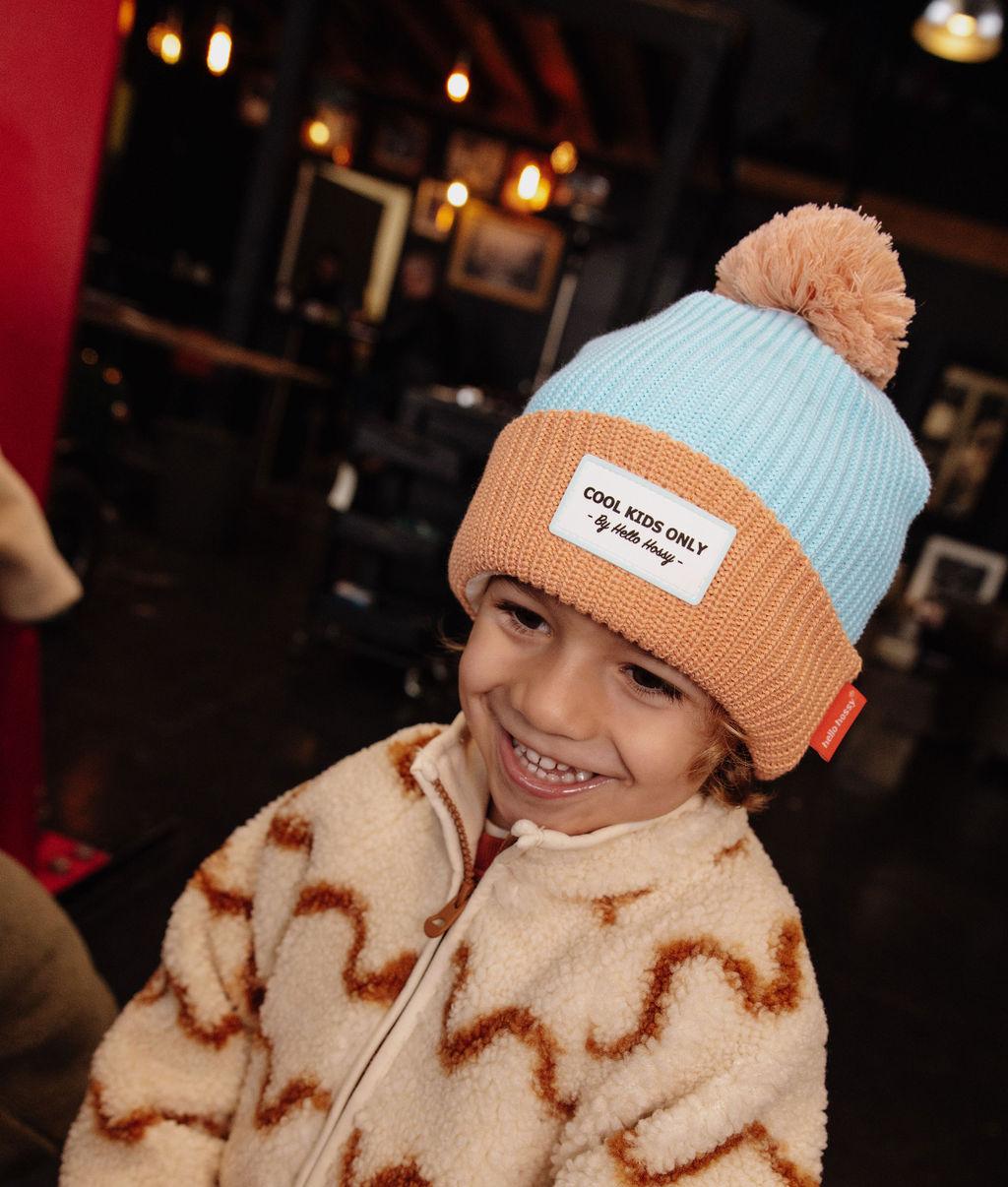 Bambino che indossa il berretto con pompon Color Block Candy – foto lifestyle – Hello Hossy