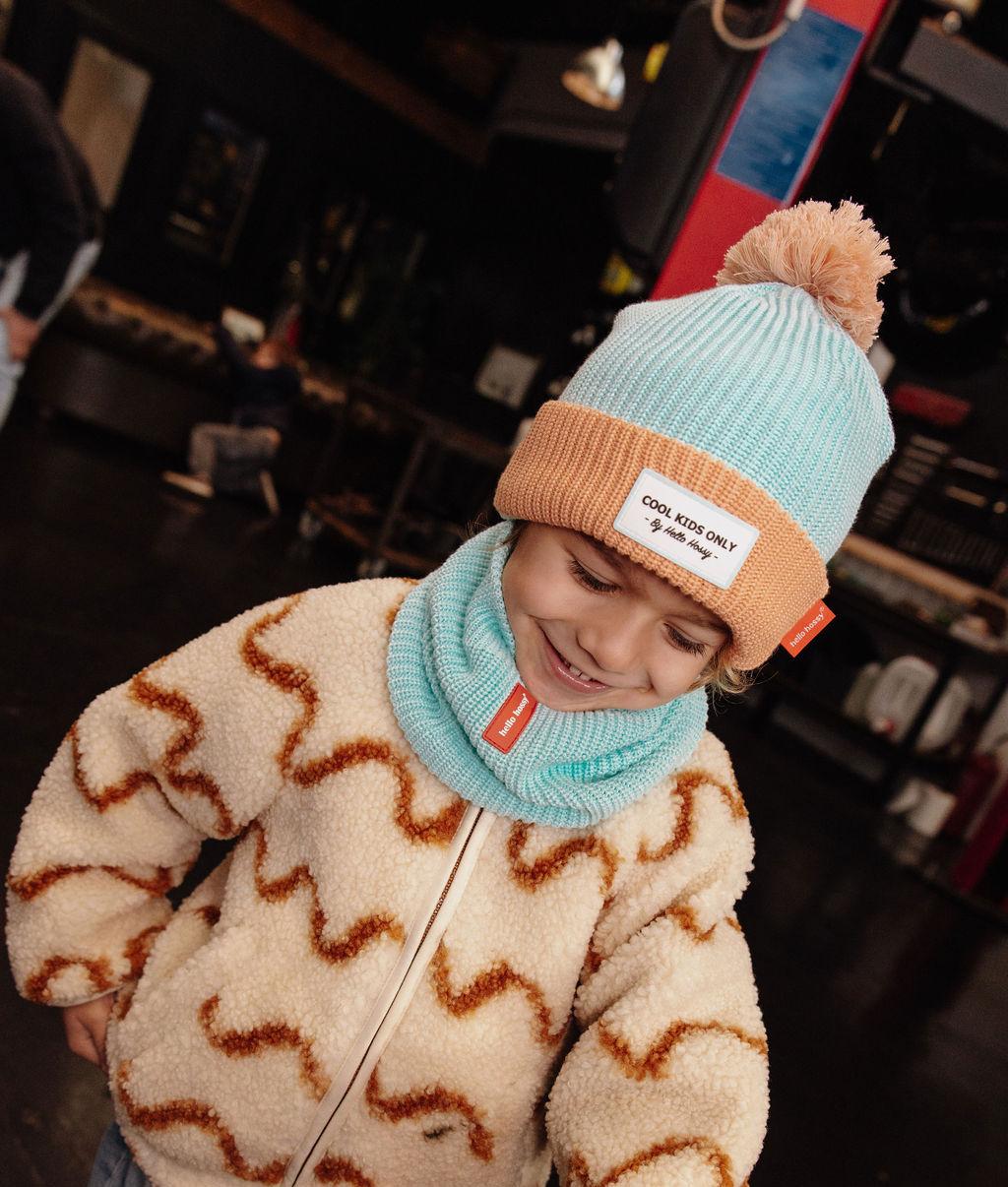 Bambino con berretto in maglia Color Block Candy – vista frontale – Hello Hossy