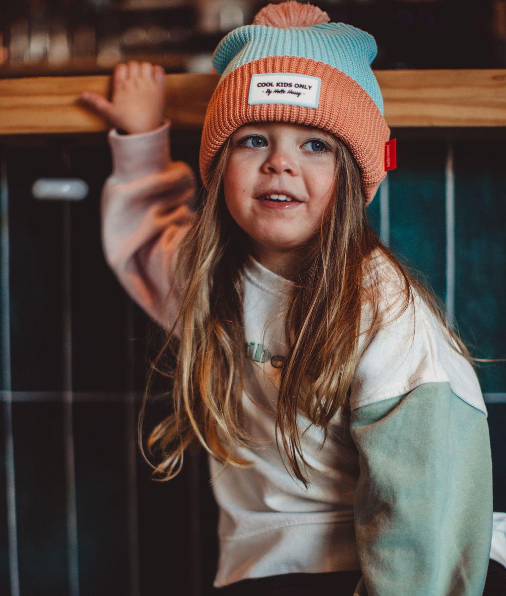 Ragazza con berretto con pompon Color Block Candy – look casual – Hello Hossy