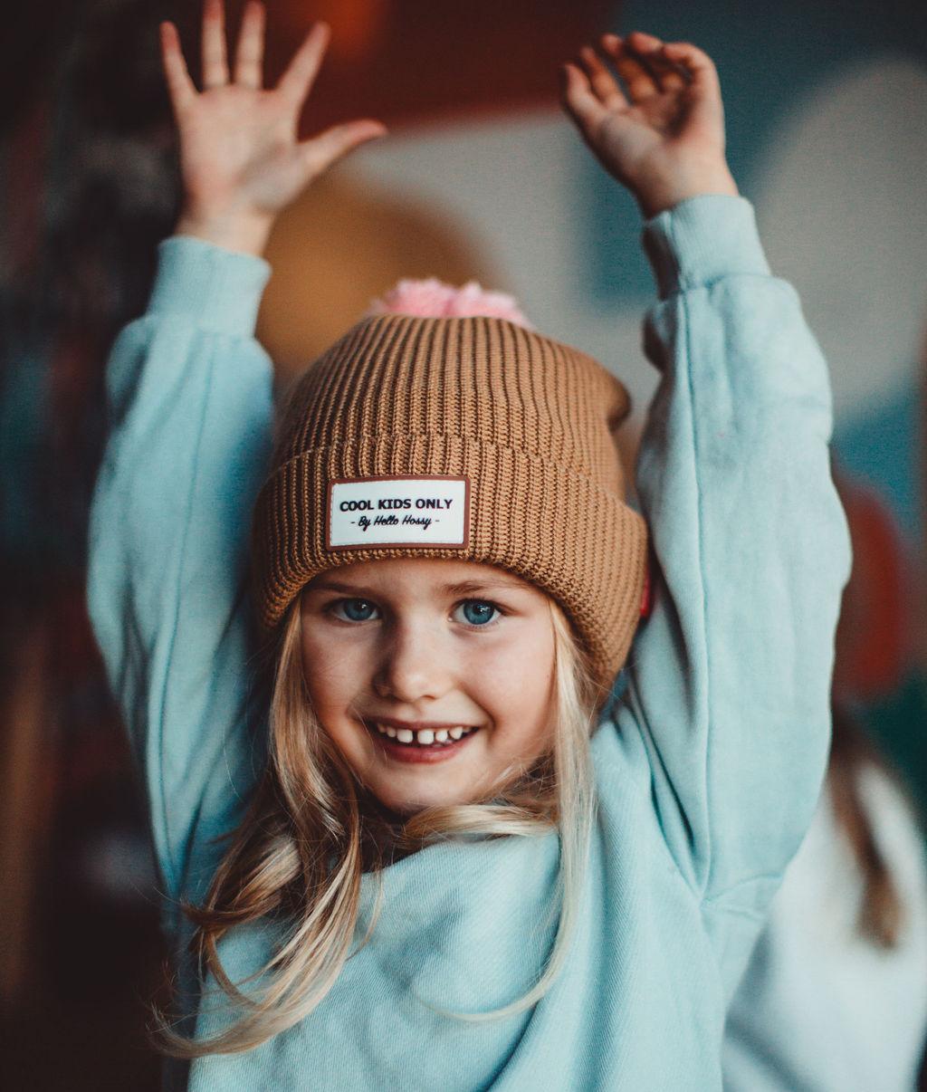 Bambina con berretto in maglia Color Block Macaroon - vista frontale - Hello Hossy