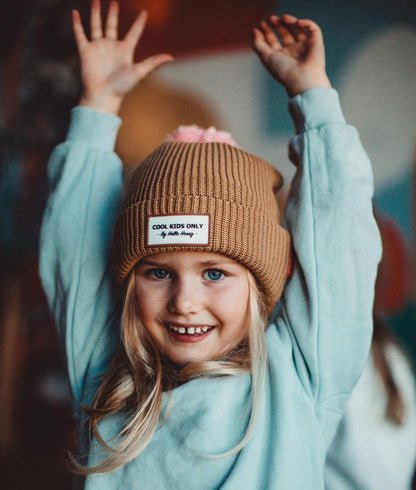 Bambina con berretto in maglia Color Block Macaroon - vista frontale - Hello Hossy