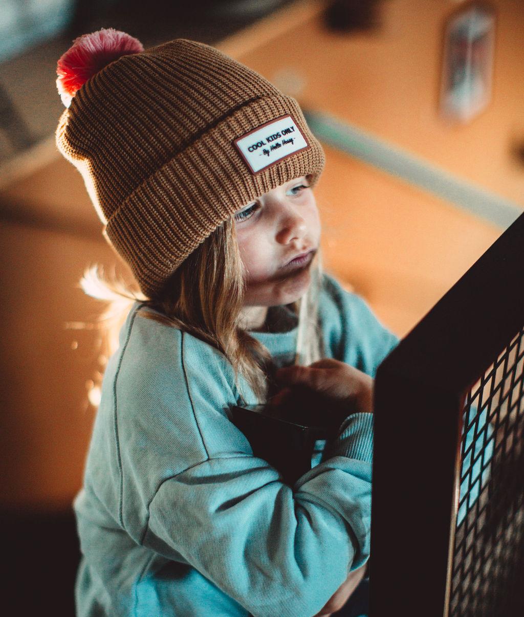 Bambina che indossa il berretto con pompon Color Block Macaroon – foto lifestyle – Hello Hossy
