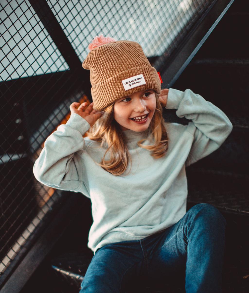 Bambina con berretto con pompon Color Block Macaroon – look casual – Hello Hossy