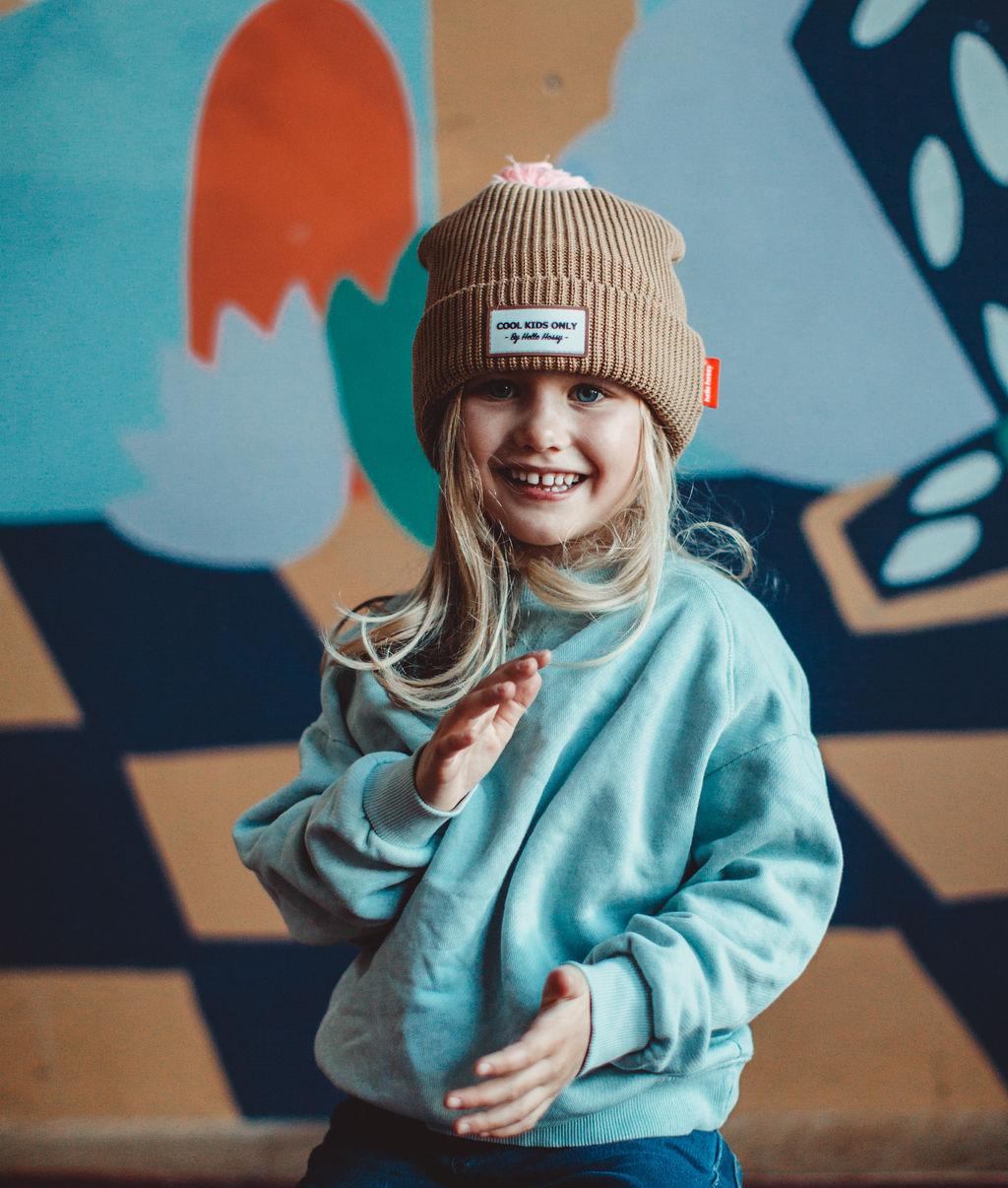 Berretto con pompon Color Block Macaroon indossato da una bambina – vista frontale – Hello Hossy