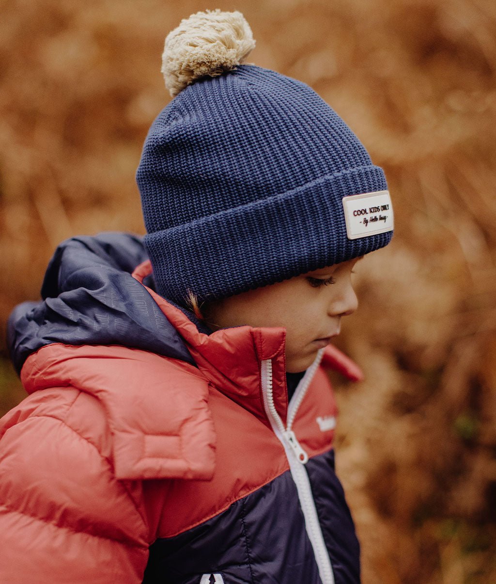 Berretto bambini Color Block Night, con pompon, fodera in pile, cotone biologico, da 9 mesi, Cool Kids Only!